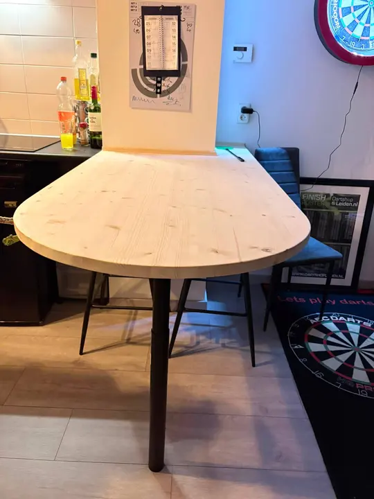 Dezelfde bartafel van voren, met een zwarte poot