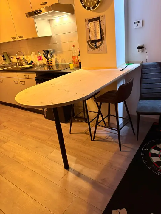 Bartafel van vurenhout met ronde kop, aan de keuken vast