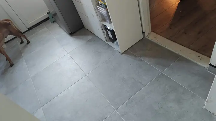 Lichtgrijze tegelvloer in de keuken