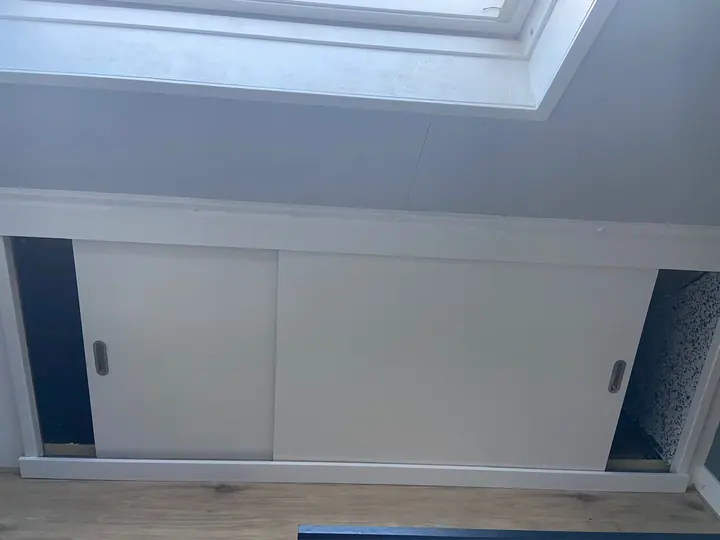 Schuifkasten in de knieschotten onder het dakraam