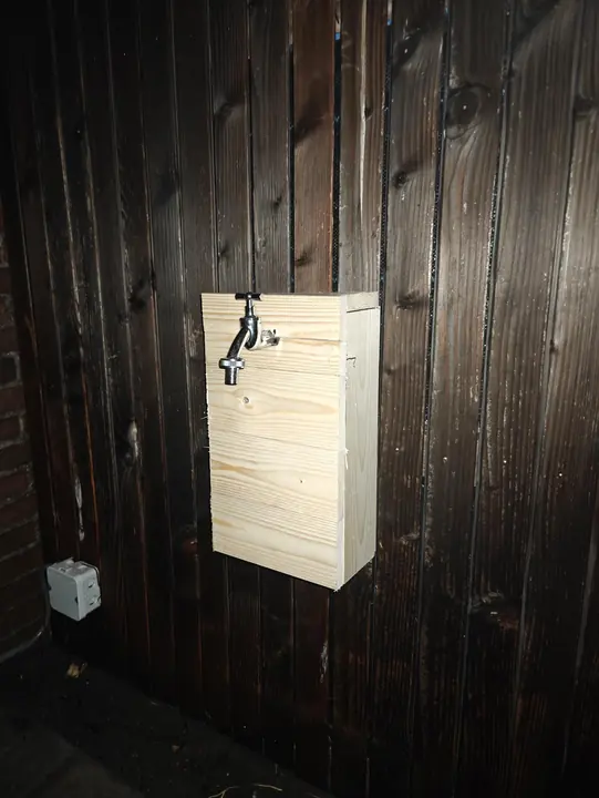 Buitenkraan met een nieuwe houten omkasting