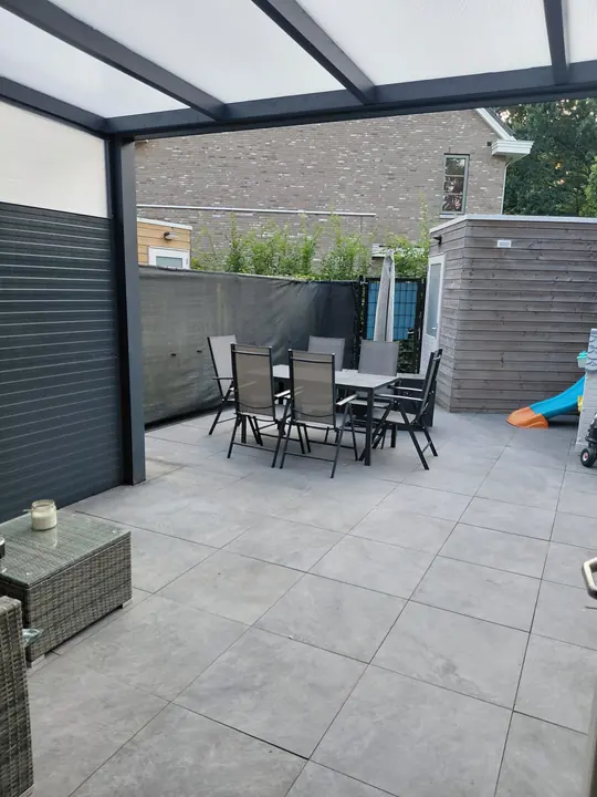 Terras onder de overkapping, met de tuin erachter