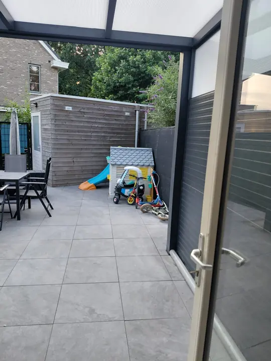 Overkapping gezien vanuit de schuifpui