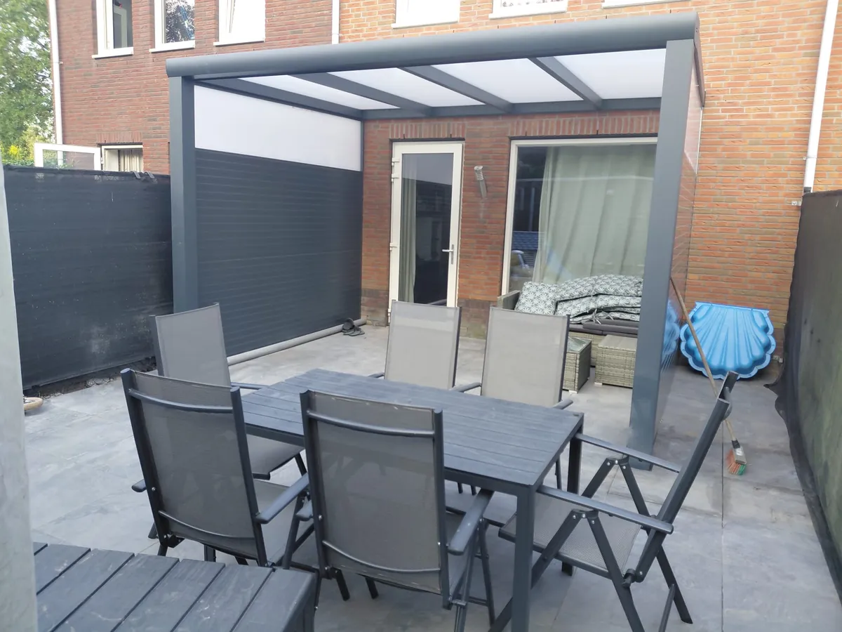 Aluminium overkapping boven een betegeld terras