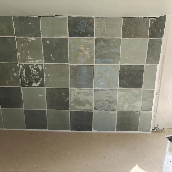 Wand met groene tegels in verschillende tinten