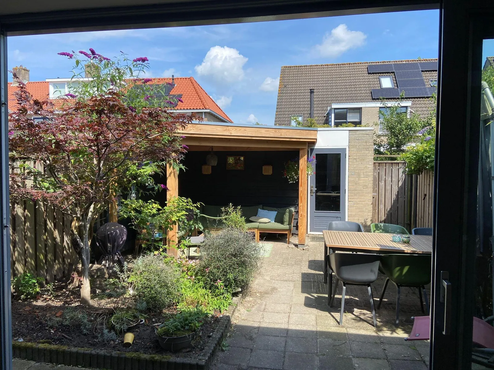 De achtertuin voor de klus, met oude betonklinkers