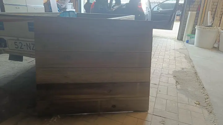 Nieuwe dichte houten tuindeur