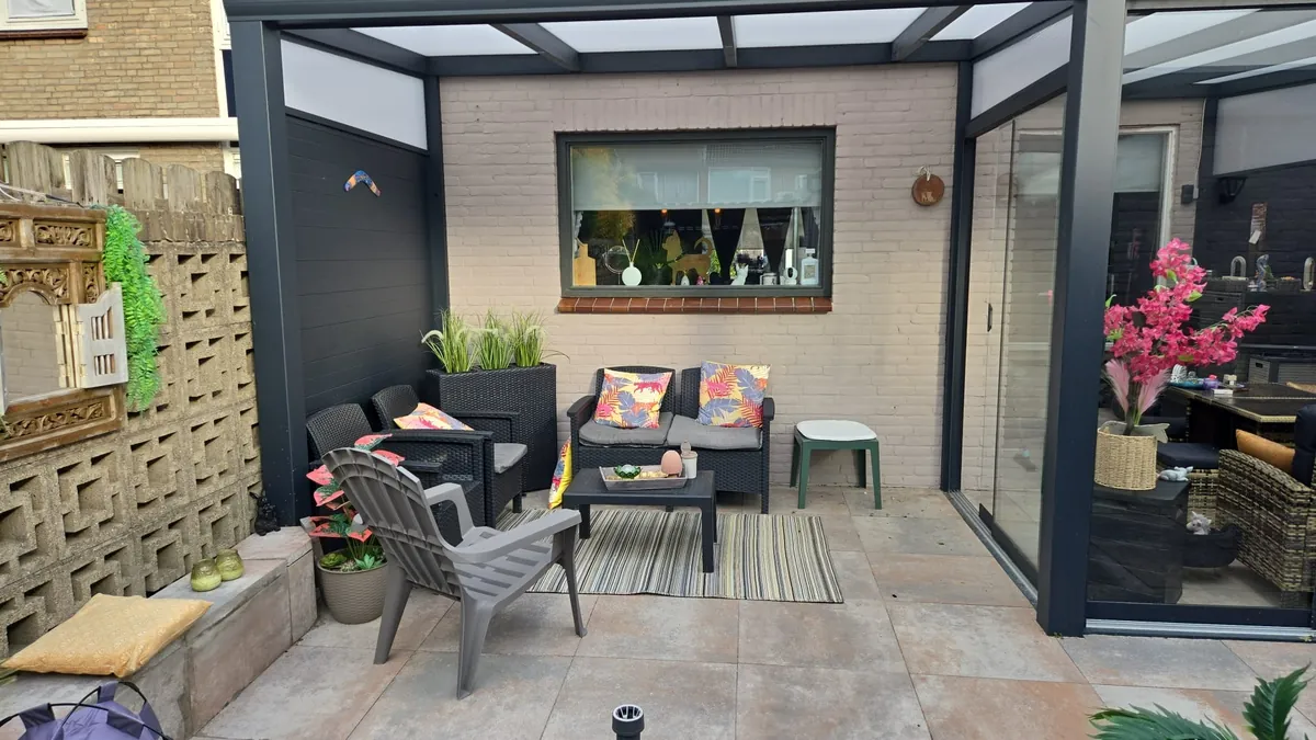 Veranda met loungeset op een betegelde vloer