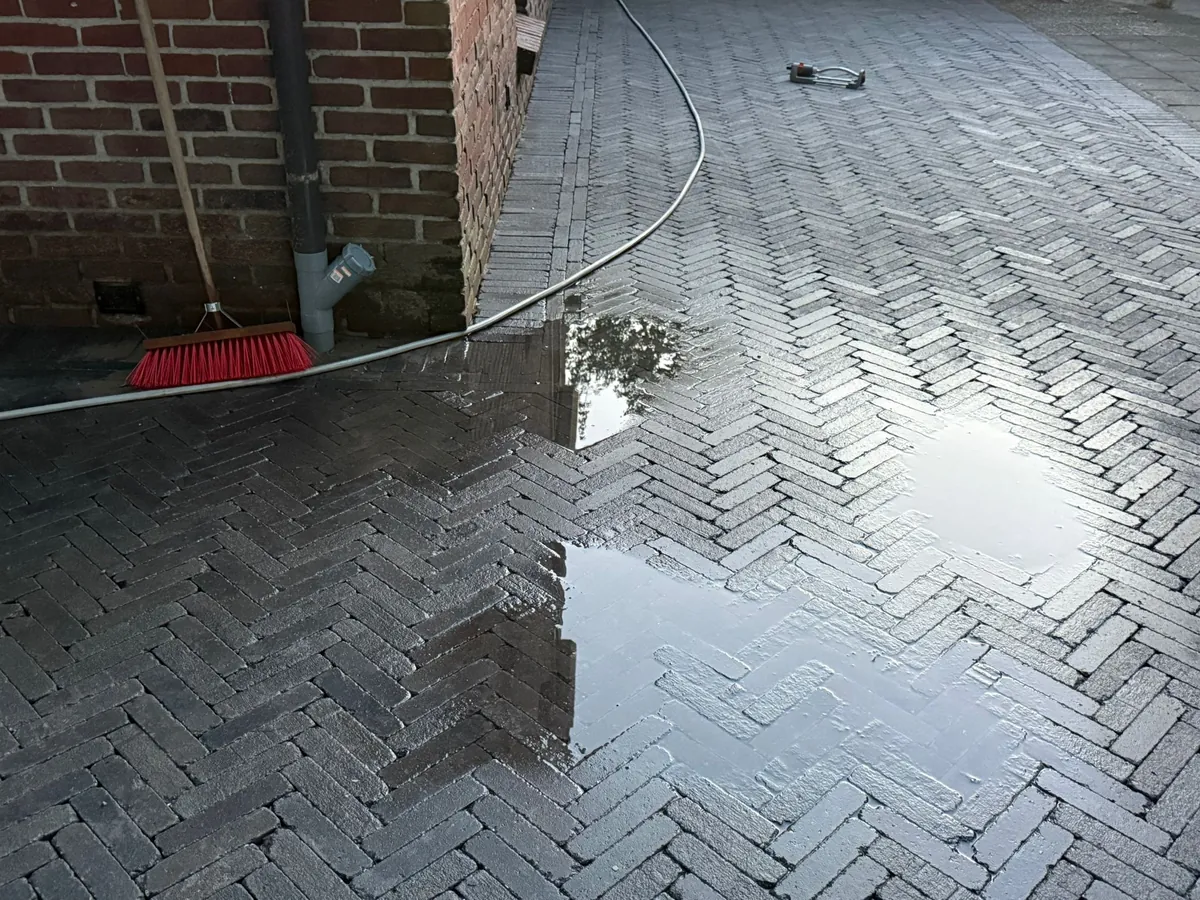 Pad in visgraatverband, nat van de regen