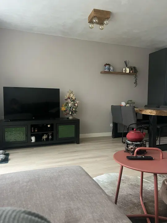 Woonkamer met een lichte pvc-klikvloer